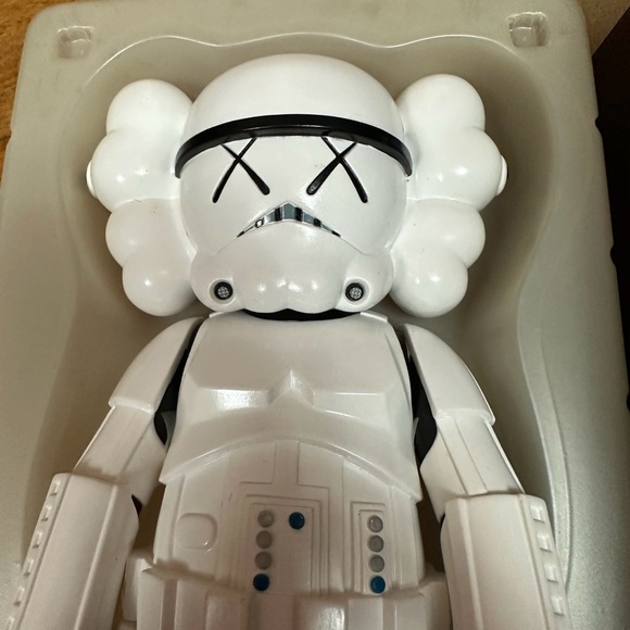 Kaws Star Wars Stormtrooper - Picture 4 of 7